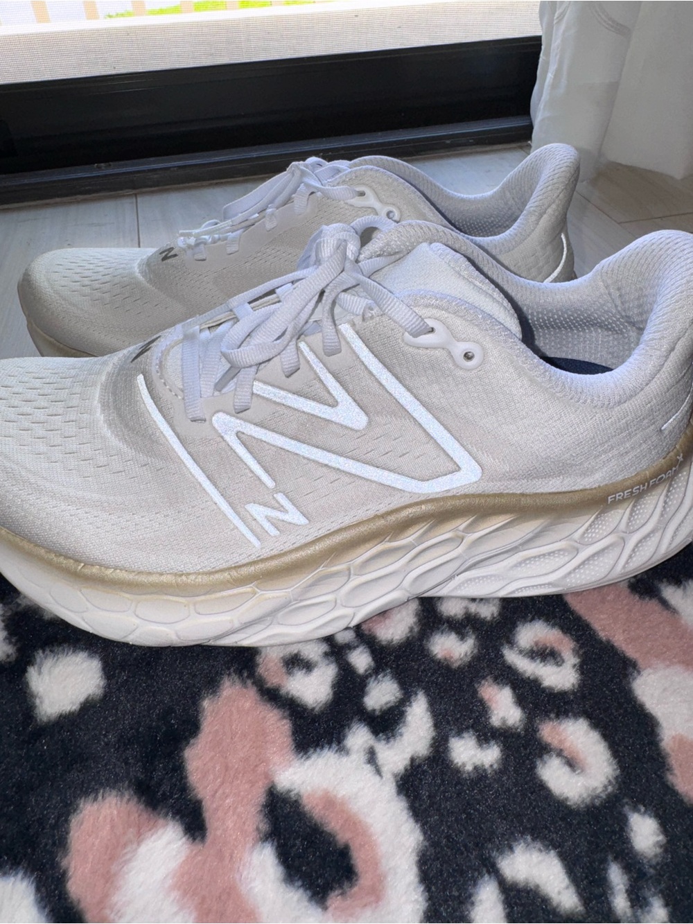 New Balance Women's White (Wmns) Fresh Foam X More V4 Metallic' (10W) - Picture 4 of 6